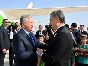 Mirziyoyev arrives in Turkmenbashi, welcomed by Arkadag