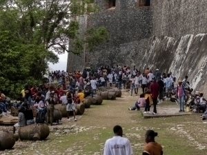 Гаитидаги тиқилинчда ўнлаб одамлар ҳалок бўлди (видео)