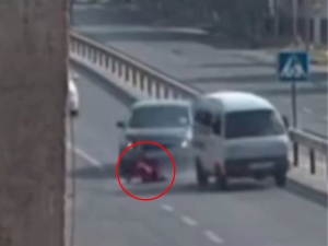 Паркентда Cobalt 9 ёшли болани босиб, судраб кетди (видео)