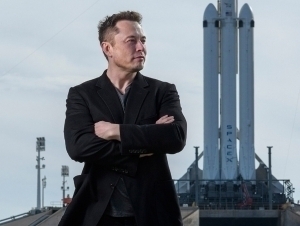 SpaceX Maskni ilk trillioner maqomiga yaqinlashtirdi