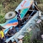 Hindistonda avtobus daraga qulab tushdi. 36 kishi halok bo‘ldi