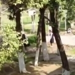 Bo‘kada maktabga kech qolgan bolalar o‘t yulishga majburlandi (video)