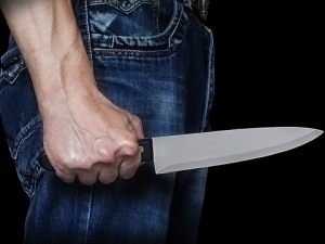 Опасига уятсиз SMS ёзган эркакни ўлдирмоқчи бўлган шахс қамалди