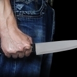 Opasiga uyatsiz SMS yozgan erkakni o‘ldirmoqchi bo‘lgan shaxs qamaldi