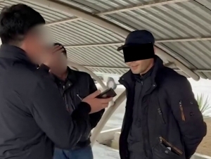 Фарғонада 101 минг доллар пора сўраган солиқчи ушланди