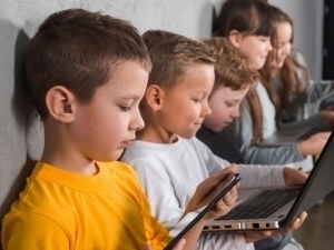 ЕИ вояга етмаганларни ижтимоий тармоқлардан чекламоқчи