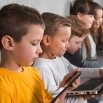 ЕИ вояга етмаганларни ижтимоий тармоқлардан чекламоқчи