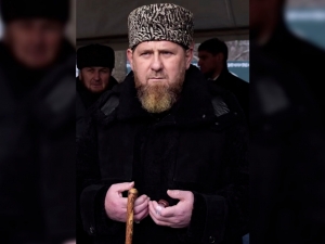 Ramzan Qodirov ommaga hassaga tayangan holda ko‘rinish berdi (video)