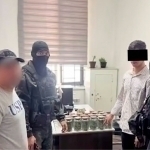 Бўстонлиқда хонадонида наркотик ва қурол сақлаган ака-укалар ушланди (видео)