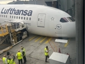 Germaniyada Boeing samolyotining shassisi sinib ketdi (video)