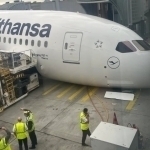 Germaniyada Boeing samolyotining shassisi sinib ketdi (video)