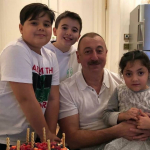 Президент Илҳом Алиевнинг набираси қўшиқ айтишни бошлади