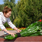 Tatyana Karimova Islom Karimov haykali poyiga gul qo‘ydi