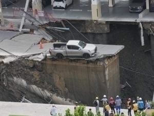 Bangkokda yo‘l cho‘kib ketib, katta krater hosil bo‘ldi (video)