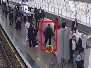 Тошкент метросида 10 минг долларни йўловчи топиб олгани маълум бўлди (видео)