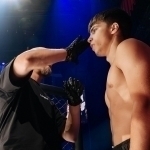 Omadsiz salto: MMA jangchisi g‘alabani nishonlayotganda jarohat oldi (video)