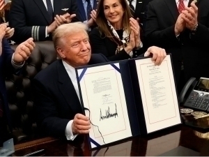 Трамп рекорд даражада 43 кун давом этган “шатдаун”ни якунлади