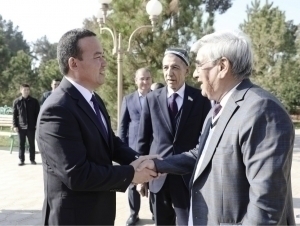 Президент шоир Усмон Азимга 3 хонали уй совға қилди 