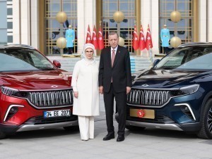 Erdo‘g‘an rafiqasi bilan Turkiyaning ilk milliy elektromobilida sayr qildi