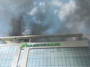 Fire breaks out in the building housing a bank in Khorezm (video)