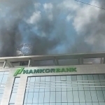 Fire breaks out in the building housing a bank in Khorezm (video)