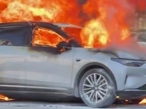 Denovda zaryadlanayotgan elektromobil yonib ketdi (video)