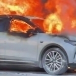 Denovda zaryadlanayotgan elektromobil yonib ketdi (video)