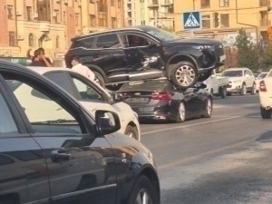 Toshkentda Chery Malibu’ning ustiga chiqib ketdi (video)