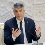 Alisher Qodirov televideniye va ta’lim tizimida rus tilini qisqartirishni taklif qildi