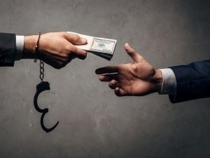 Assistant mayors in Tashkent and Jizzakh were caught with bribes