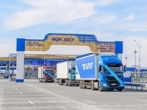 Қозоғистон ва Хитой чегарасида 1500 та юк машинаси қолиб кетди