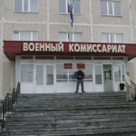 Rossiyada 80 yoshli qariyalar “voyenkomat”ga hujum qildi (video)