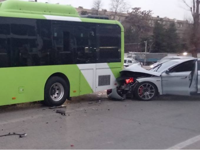 Toshkentda BYD avtobus bilan to‘qnashdi