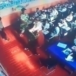 Qoraqalpog‘istonda 1 sinf bolasi darsdan majburan olib chiqib ketildi (video)