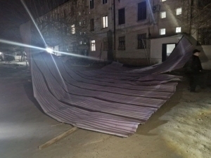 Buxoroda kuchli shamol uy tomini uchirib yubordi