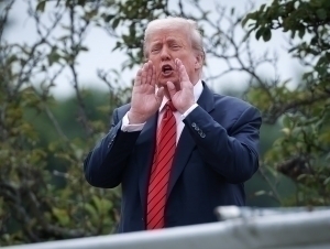 Трамп Оқ уй томига чиқди (видео)