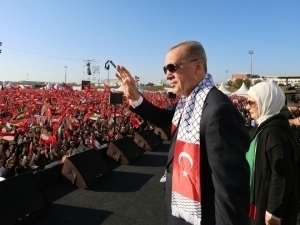 Эрдўған Истанбулдаги митингга келди (видео)