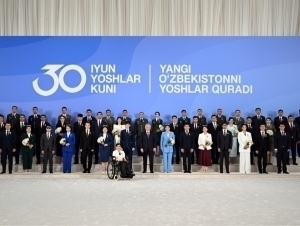 Shavkat Mirziyoyev bir guruh yoshlarga davlat mukofotlarini topshirdi