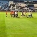 Hakamdan norozi muxlislar stadionda janjal ko‘tardi (video)