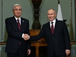 “Birorta ham bahsli masala yo‘q”. To‘qayev Putin bilan uchrashdi