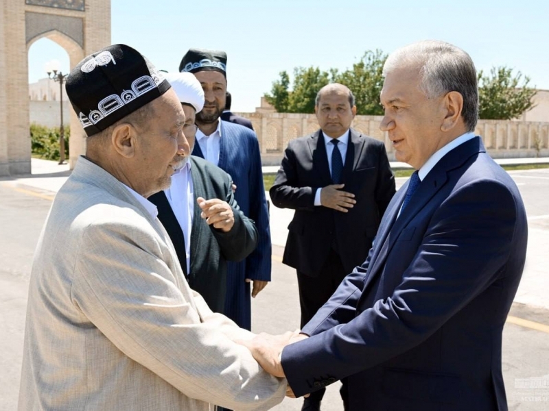 Mirziyoyev visits the shrine of Bahauddin Naqshband