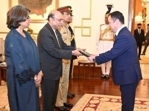 Uzbekistan's ambassador presents credentials to Pakistan's president