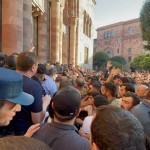 Rossiyaning Yerevandagi elchixonasi namoyishchilar tomonidan to‘sib qo‘yildi
