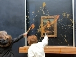 Экофаоллар Луврдаги “Мона Лиза” портретига шўрва улоқтирди (видео)