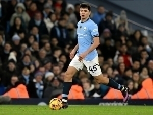 “Manchester City” defender encourages Abdukodir Khusanov during the game