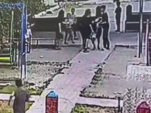Тошкентда она фарзанди билан жанжаллашган болани калтаклади