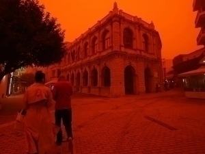 Худди кинолардагидек: Греция чанг ичида қолди