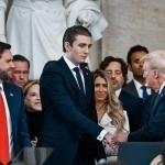 “Barronni frontga yuboring”. Tramp o‘g‘li atrofida satirik kampaniya avj oldi