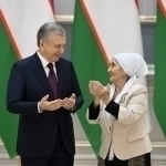 Mirziyoyev bir guruh xotin-qizlarni mukofotladi (foto)