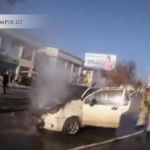 Haydovchi YPX xodimiga achchiq qilib, avtomobilini yoqib yubordi (video)